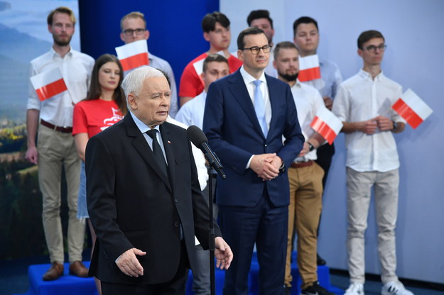 Jarosław Kaczyński podczas konferencji prasowej, na której zaprezentował hasło wyborcze Prawa i Sprawiedliwości /Radek Pietruszka