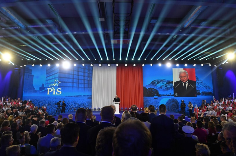 Jarosław Kaczyński podczas przemówienia na konwencji PiS w Markach /Radek Pietruszka /PAP