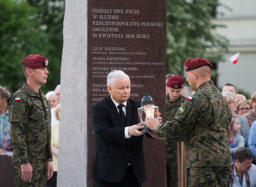 Jarosław Kaczyński podczas uroczystości odsłonięcia i poświęcenia pomnika ofiar katastrofy smoleńskiej /Grzegorz Michałowski /PAP