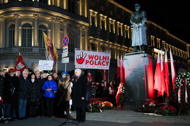 Jarosław Kaczyński przed pomnikiem Józefa Piłsudskiego /Rafał Guz /PAP