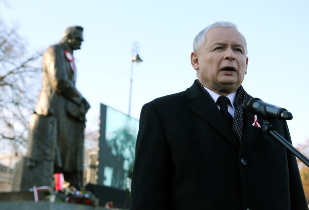 Jarosław Kaczyński przed pomnikiem marszałka Józefa Piłsudskiego w Warszawie /Tomasz Gzell /PAP