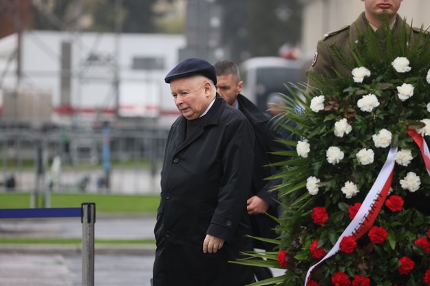Jarosław Kaczyński przed pomnikiem prezydenta Lecha Kaczyńskiego na pl. Piłsudskiego w Warszawie / 	Leszek Szymański    /PAP