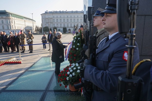 Jarosław Kaczyński przed pomnikiem smoleńskim /Tomasz Gzell /PAP