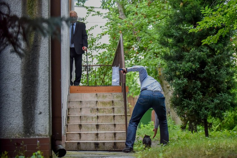 Jarosław Kaczyński przed swoim domem /Newspix