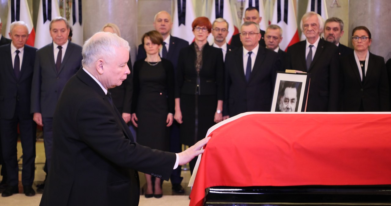 Jarosław Kaczyński przed trumną Jana Olszewskiego /Piotr Molecki /East News