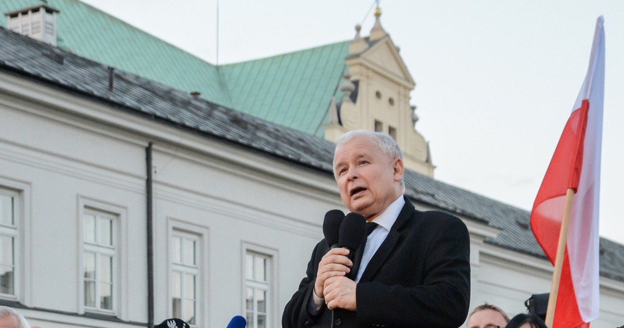 Jarosław Kaczyński przemawia na miesięcznicy /Gaczyński  /East News