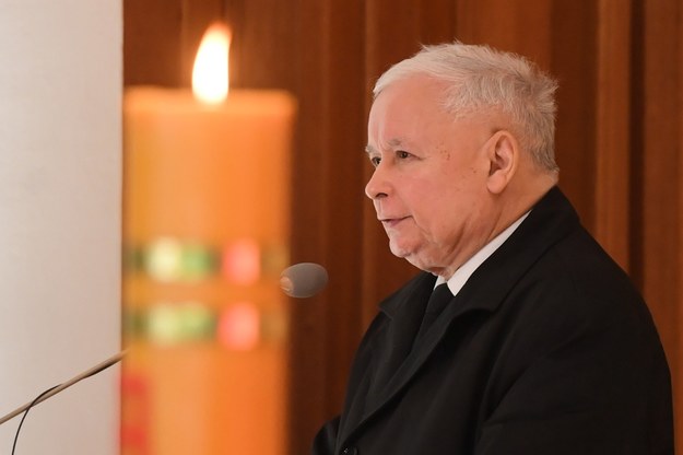 Jarosław Kaczyński przemawia w czasie mszy / 	Radek Pietruszka   /PAP
