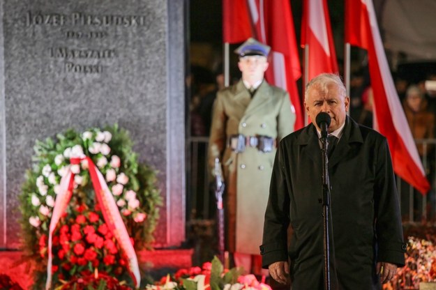 Jarosław Kaczyński przemawiający przed pomnikiem Marszałka Józefa Piłsudskiego na Placu Piłsudskiego /Mateusz Marek /PAP