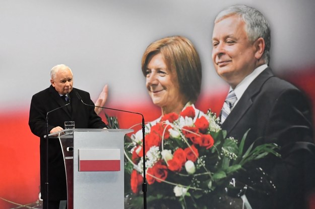 Jarosław Kaczyński przy portrecie Lecha i Marii Kaczyńskich /Piotr Nowak /PAP