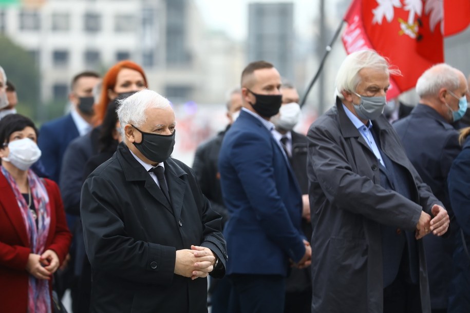 Jarosław Kaczyński, Ryszard Terlecki podczas uroczystości pod pomnikiem Ofiar Tragedii Smoleńskiej na pl. Piłsudskiego w Warszawie /Rafał Guz /PAP