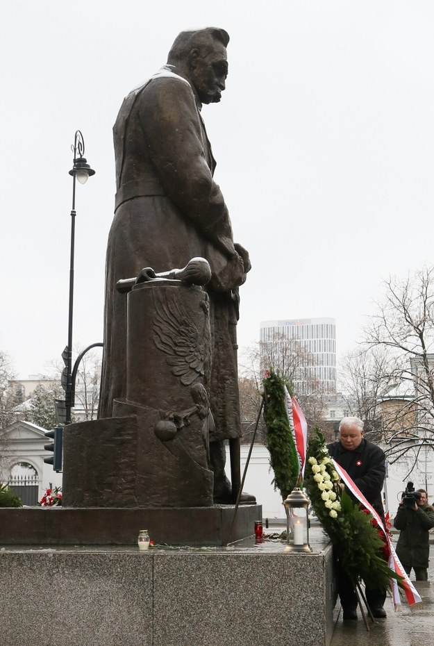 Jarosław Kaczyński składa kwiaty przed pomnikiem Piłsudskiego /PAP/Paweł Supernak /PAP