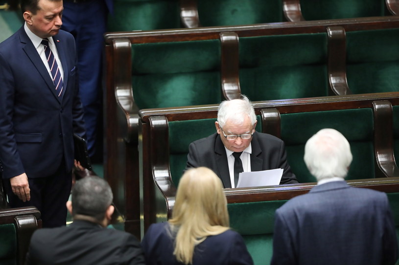 Jarosław Kaczyński sprawdza wyniki głosowania /Wojciech Olkuśnik /PAP