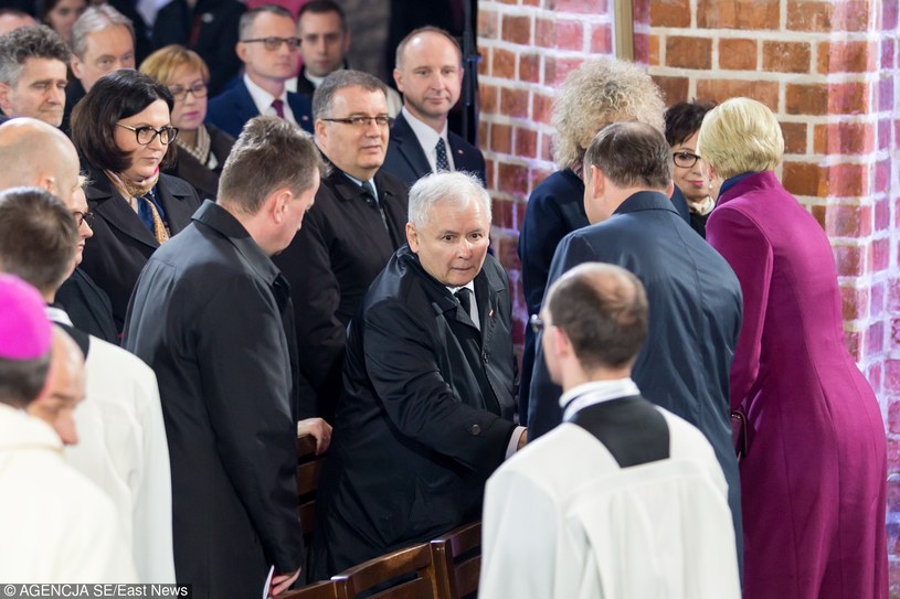 Jarosław Kaczyński unika wzroku prezydenta /PRZEMYSLAW SZYSZKA / SE / EAST NEWS /East News