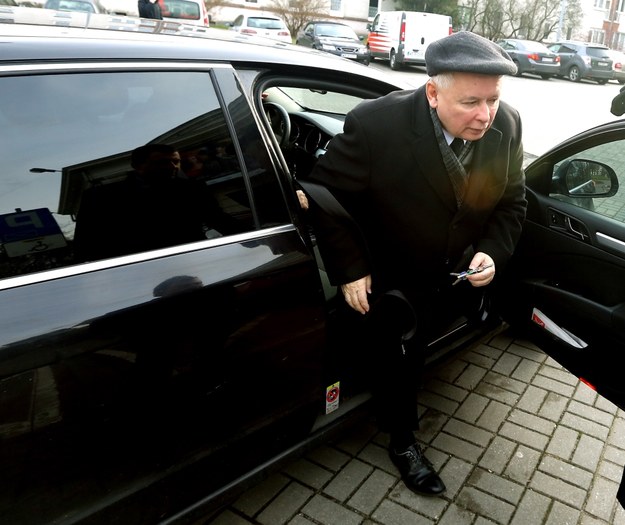 Jarosław Kaczyński w drodze na konferencję Prawa i Sprawiedliwości /Tomasz Gzell /PAP