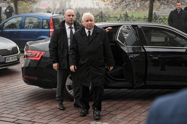 Jarosław Kaczyński w drodze na mszę w intencji ofiar katastrofy smoleńskiej /Radek Pietruszka /PAP