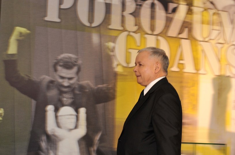 Jarosław Kaczyński w historycznej sali BHP Stoczni Gdańskiej. W tle zdjęcie Lecha Wałęsy /Wojciech Stróżyk /East News
