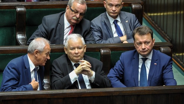 Jarosław Kaczyński w otoczeniu polityków PiS /Marcin Obara /PAP