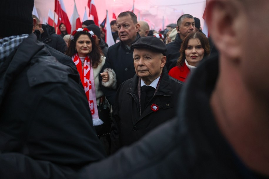 Jarosław Kaczyński (w środku) i Mariusz Błaszczak (z tyłu) na Marszu Niepodległości /Albert Zawada /PAP
