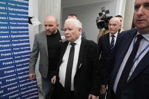 Jarosław Kaczyński (w środku) /Tomasz Gzell /PAP