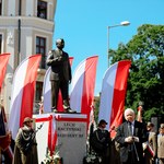 Jarosław Kaczyński w Tarnowie odsłonił pomnik brata. W tle protesty