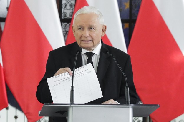 Jarosław Kaczyński w trakcie piątkowej konferencji w Sejmie /Tomasz Gzell /PAP