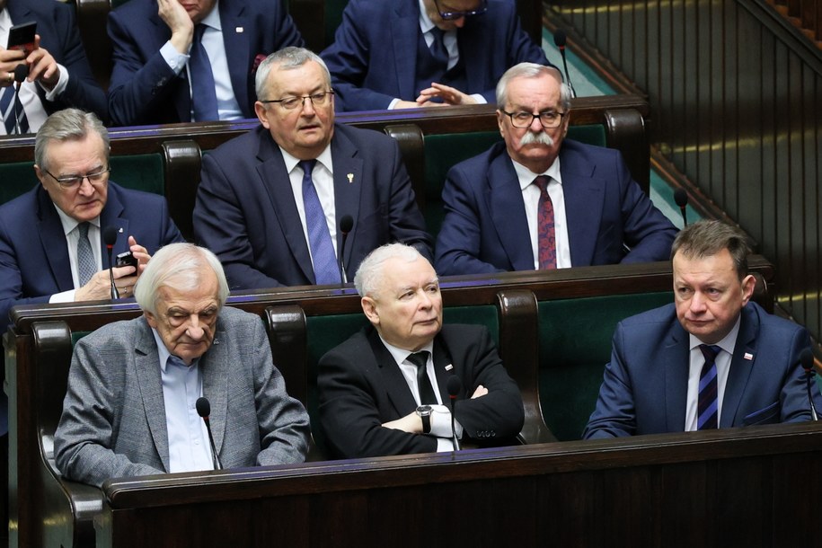 Jarosław Kaczyński wśród innych polityków PiS w Sejmie /Paweł Supernak /PAP