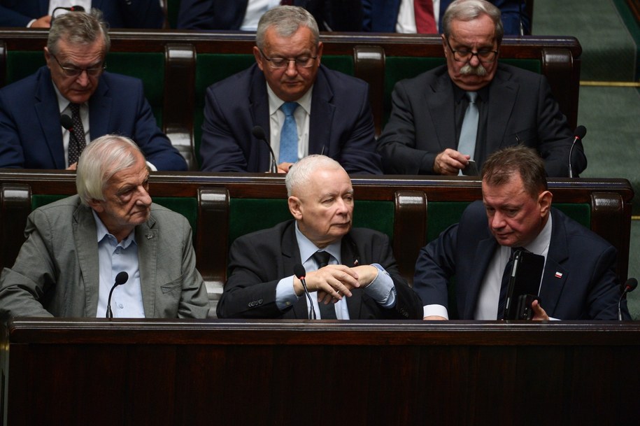 Jarosław Kaczyński wśród polityków PiS w Sejmie /Marcin Obara /PAP