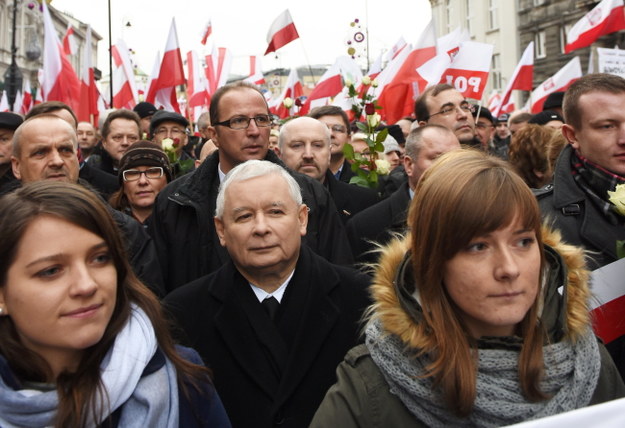 Jarosław Kaczyński wśród uczestników marszu /PAP/Radek Pietruszka    /PAP
