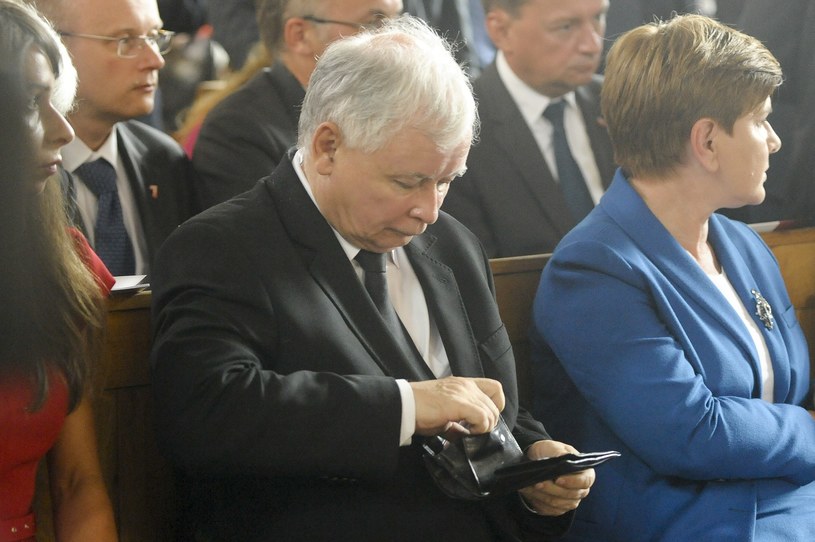 Jarosław Kaczyński z portfelem i Szydło /- /East News