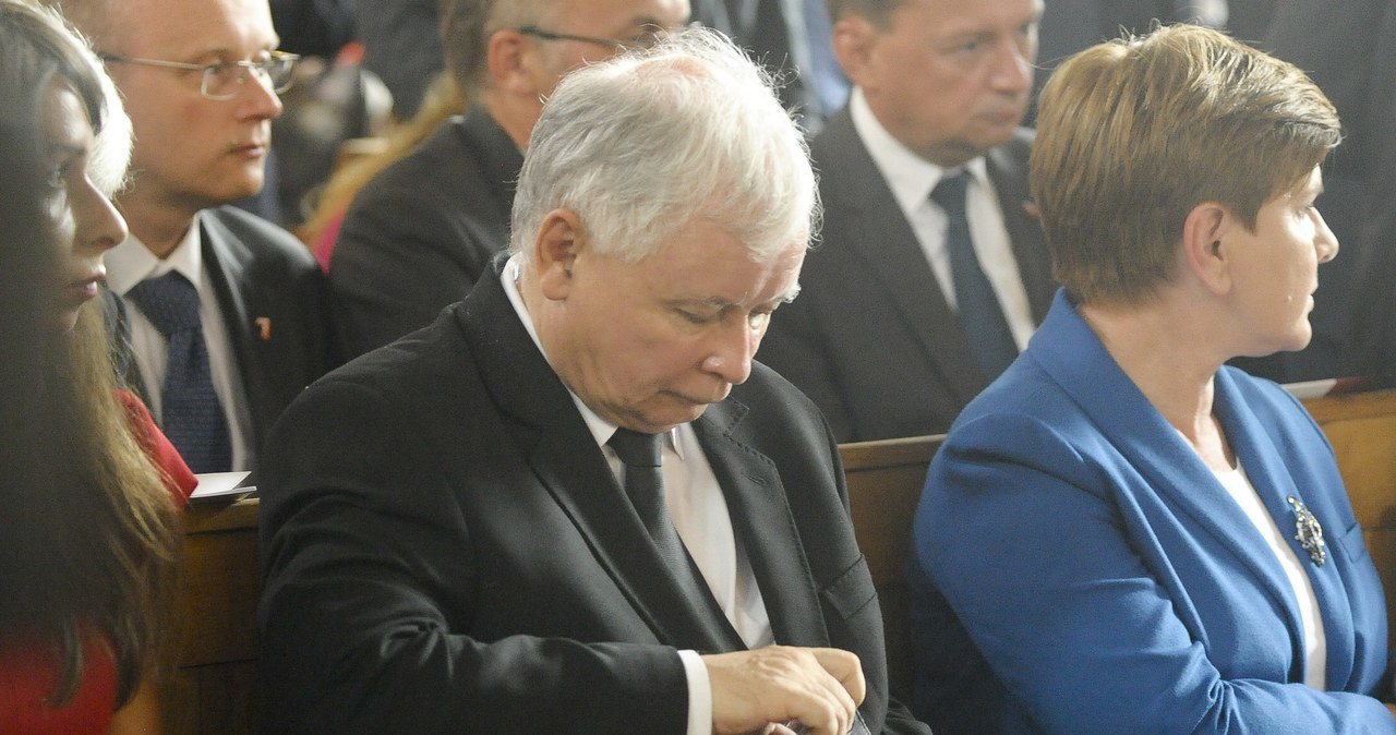 Jarosław Kaczyński z portfelem i Szydło /- /East News