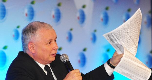 Jarosław Kaczyński z proponowanymi drukami nowych deklaracji podatkowych /PAP