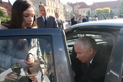 Jarosław Kaczyński złożył kwiaty na grobie prezydenckiej pary