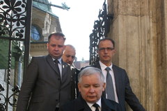 Jarosław Kaczyński złożył kwiaty na grobie prezydenckiej pary