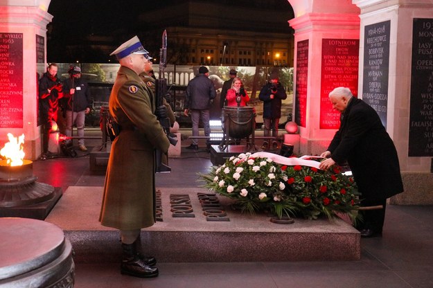 Jarosław Kaczyński złożył kwiaty przed Grobem Nieznanego Żołnierza na Placu Marszałka Józefa Piłsudskiego w Warszawie /Paweł Supernak /PAP