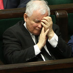 Jarosław Kaczyński zmęczony (?) na posiedzeniu Sejmu