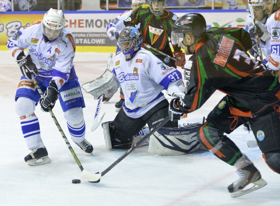 Jarosław Różański (po lewej) z Aksam Unii Oświęcim i Adam Bagiński z GKS-u Tychy podczas czwartego meczu półfinałowego play off polskiej ligi hokejowej /Jacek Bednarczyk /PAP
