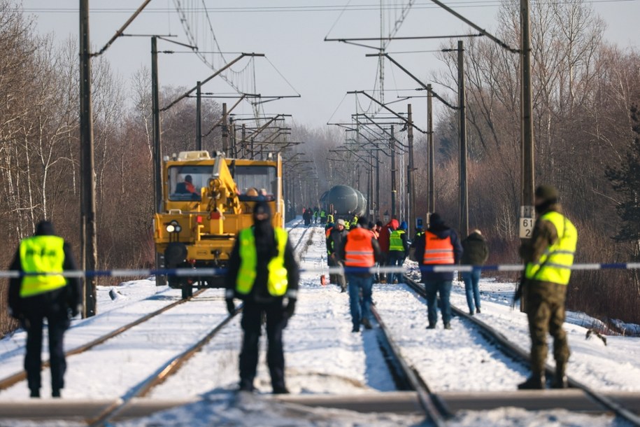 Jaroszowa Wola. Miejsce wykolejenia się pociągu relacji Szczecin-Chełm /Leszek Szymański /PAP