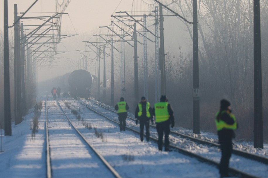 Jaroszowa Wola. Wykolejenie pociągu towarowego relacji Szczecin-Chełm. Policja i straż pożarna na miejscu /Leszek Szymański /PAP