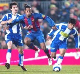 Jarque i Ibarra powstrzymują Ronaldinho. Barcelona-Espanyol 0:0 /AFP