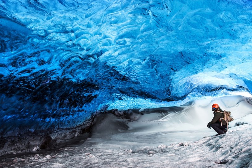 Jaskinia lodowa w Vatnajökull /123RF/PICSEL