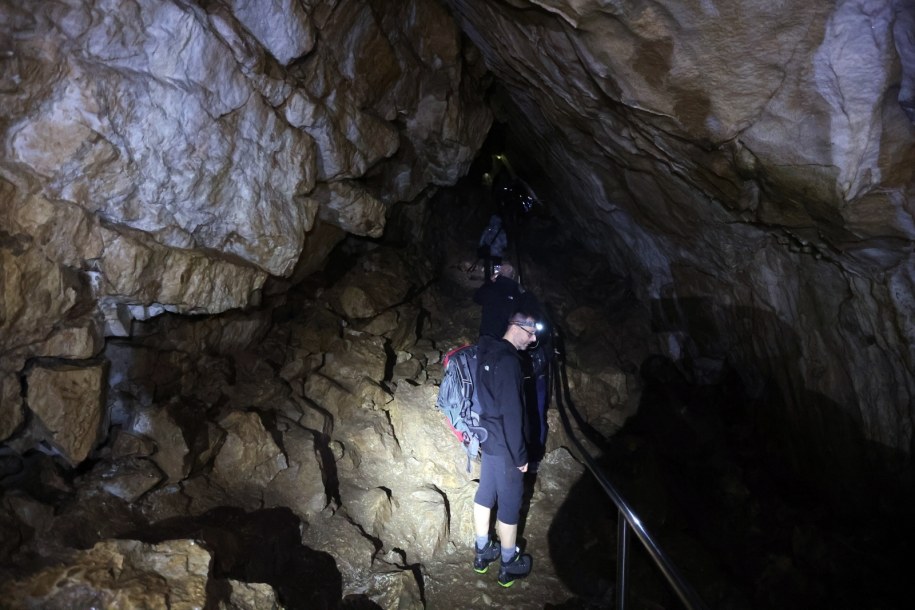 Jaskinię Mroźną trzeba zwiedzać z latarką / 	Grzegorz Momot    /PAP