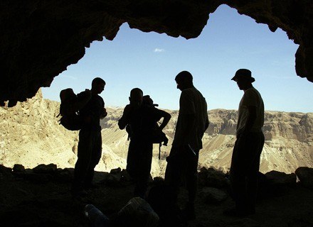 Jaskinie na całym świecie różnią się między sobą. Grupa speleologów schodzi do jaskini (Izrael) /AFP