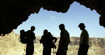 Jaskinie na całym świecie różnią się między sobą. Grupa speleologów schodzi do jaskini (Izrael) /AFP