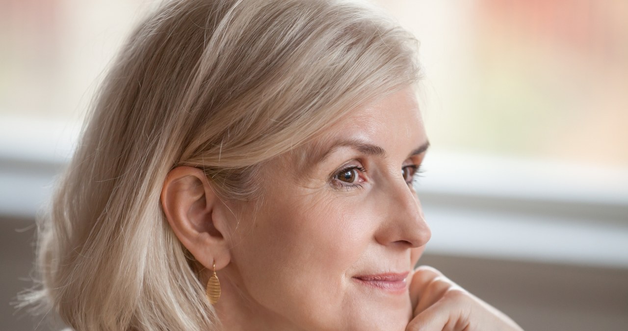 Jasne i średnie odcienie blondu dobrze współgrają z siwymi włosami. Odrost również staje się mniej problematyczny /Pixel