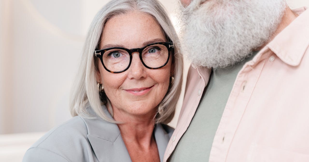 Jasny, miękki blond po pięćdziesiątce często odejmuje lat i pięknie podkreśla rysy twarzy /ANTONI SHKRABA