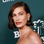 Jasny trencz to modowy hit wiosny. Tak nosi go Hailey Bieber 