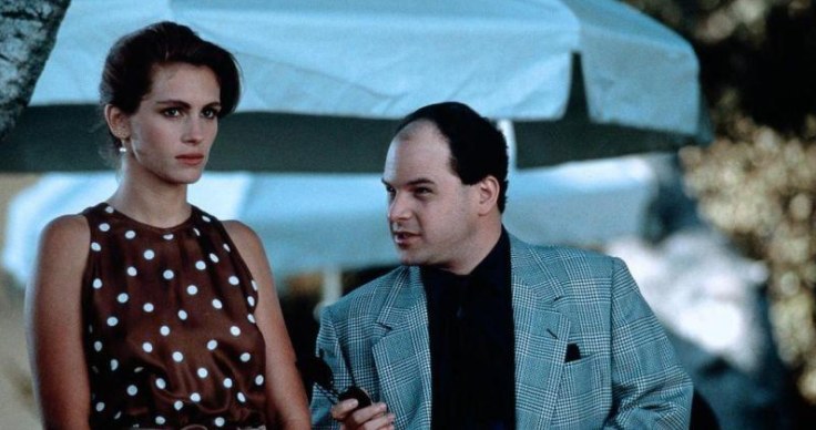 Jason Alexander i Julia Roberts w filmie "Pretty Woman" (1990) /materiały prasowe