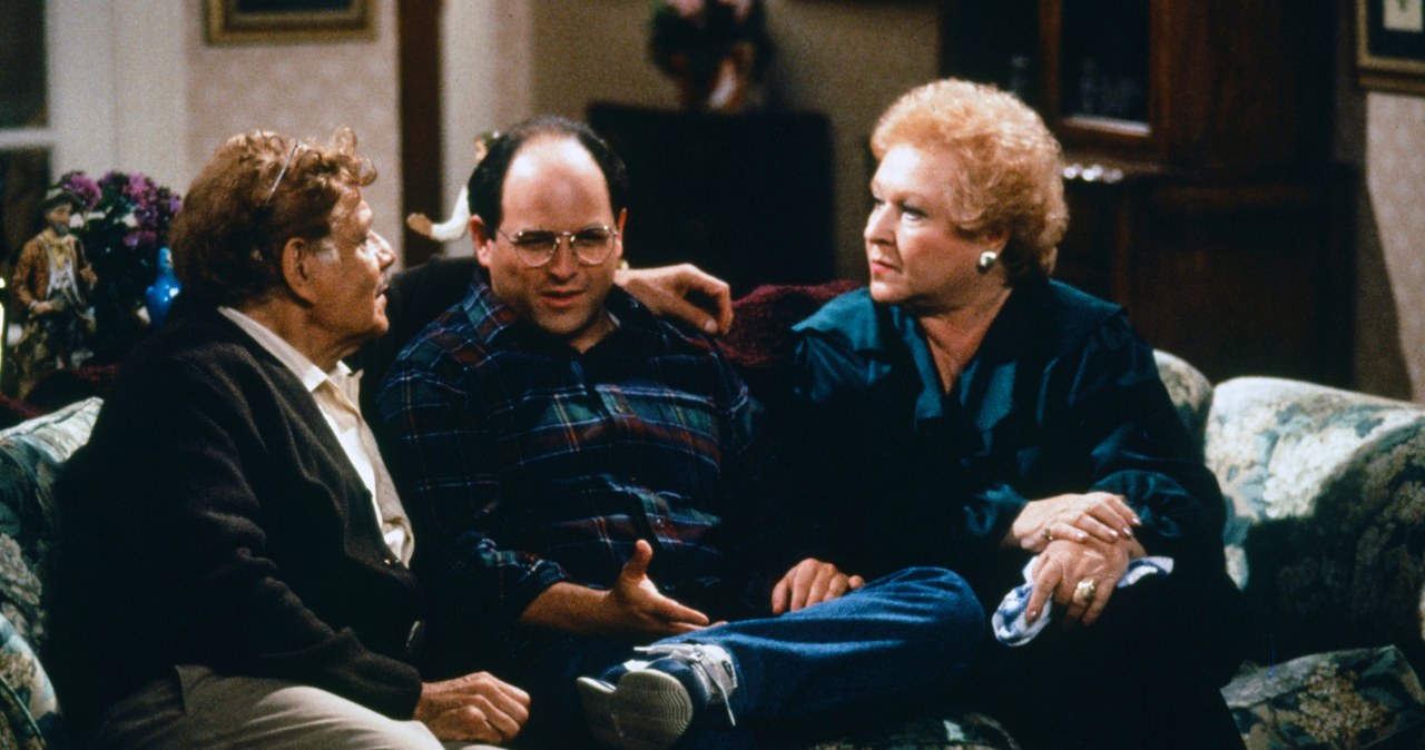 Jason Alexander jako George Costanza (w środku) i jego serialowi rodzice w "Kronikach Seinfelda" /NBC / Contributor /Getty Images