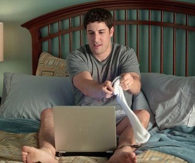 Jason Biggs w scenie z filmu "American Pie: Zjazd absolwentów"