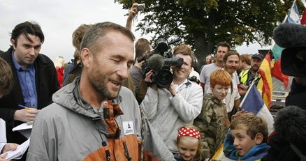 Jason Lewis tuż po tym, jak okrążył świat. /AFP